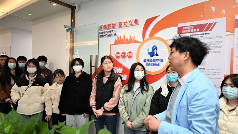 针对男女装市场差异，拼多多卖家应采取以下选品策略：